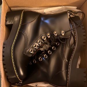 Dr Martens Leona Black UK 4